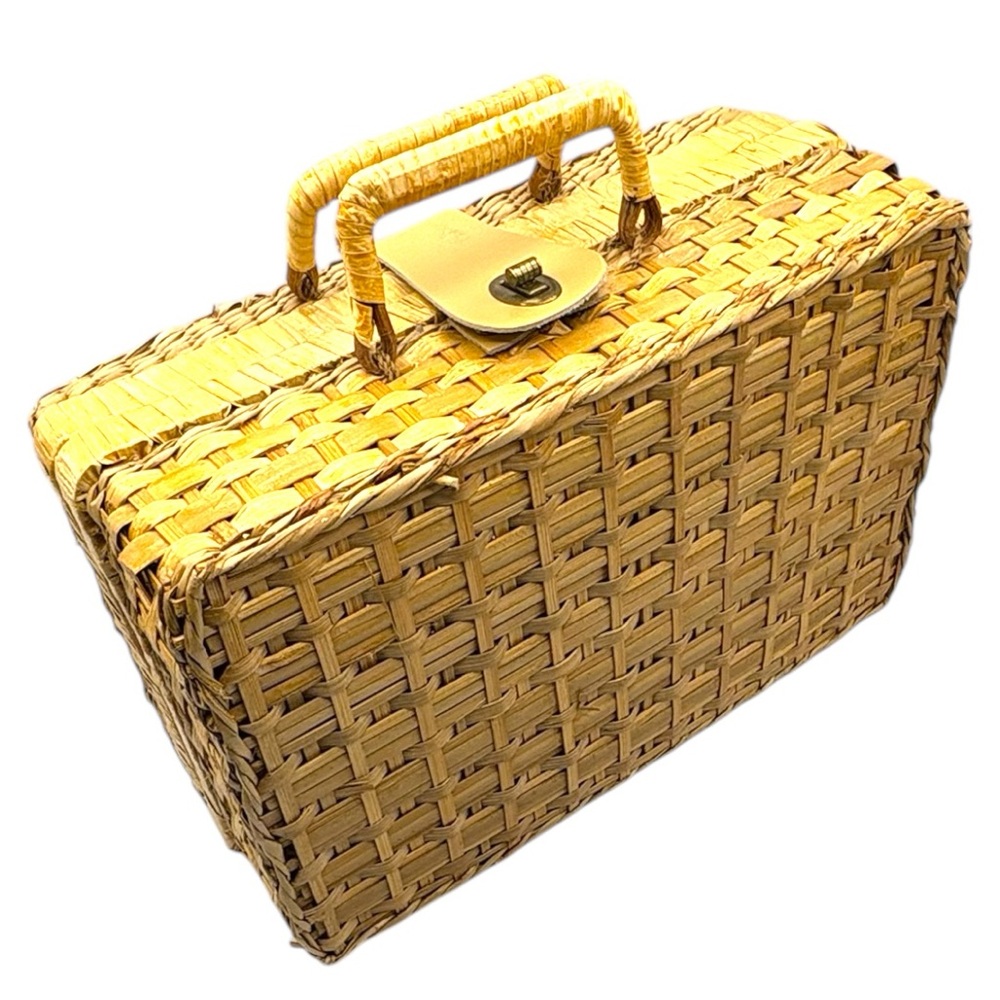 Basket Purse Bag Woven Texture and Gold Clasp